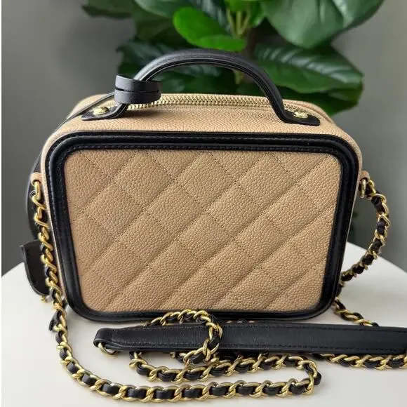 💎✨Authentic Chanel Filigree Vanity Case Hand Bag - Picture 2 of 5